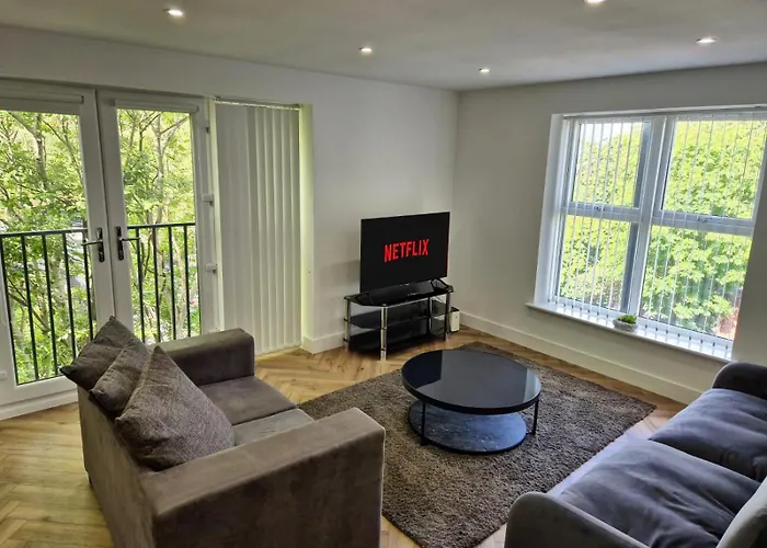 Spacious City Apartment & Free Parking
