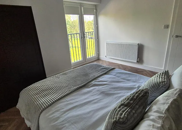 Spacious City Apartment & Free Parking