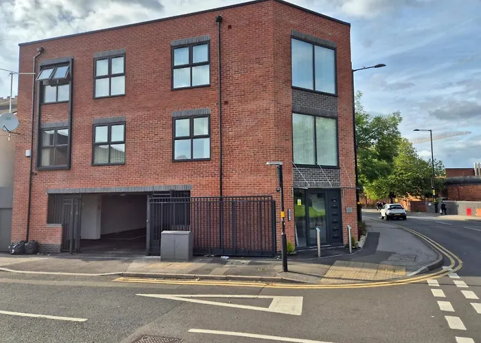 Spacious City Apartment & Free Parking