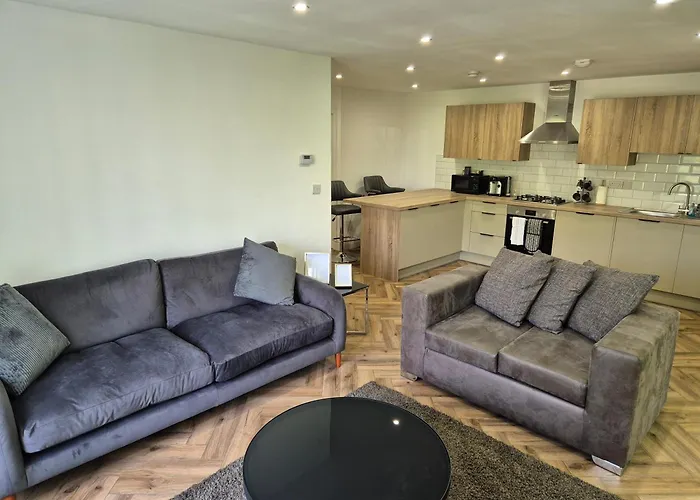 Spacious City Apartment & Free Parking